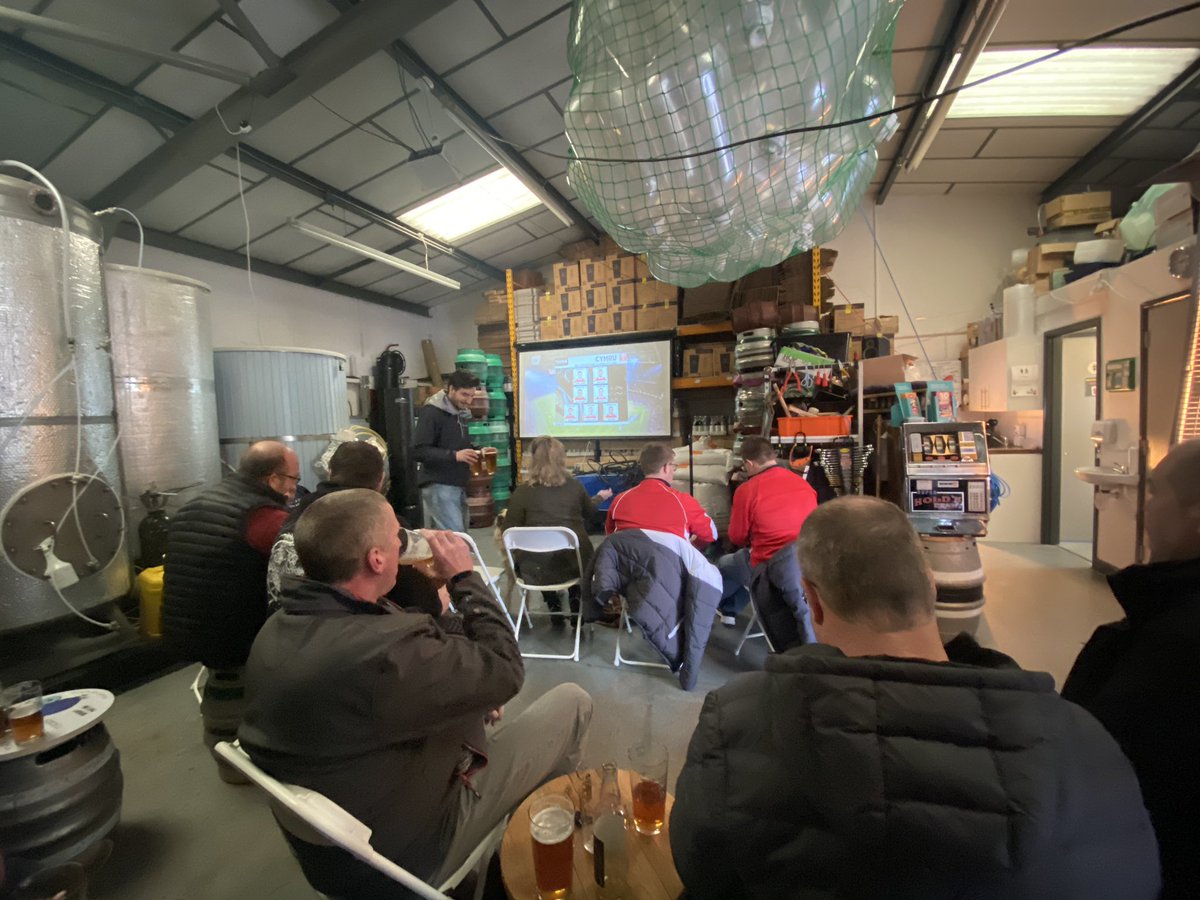 BragdyTwtLol's tweet photo. Amdani! #cymruiwerddon #chwegwlad #6nations2023 

Ar @S4C - Ystâd Ddiwydiannol #Trefforest ger #Pontypridd. https://t.co/Y4Vya120aW