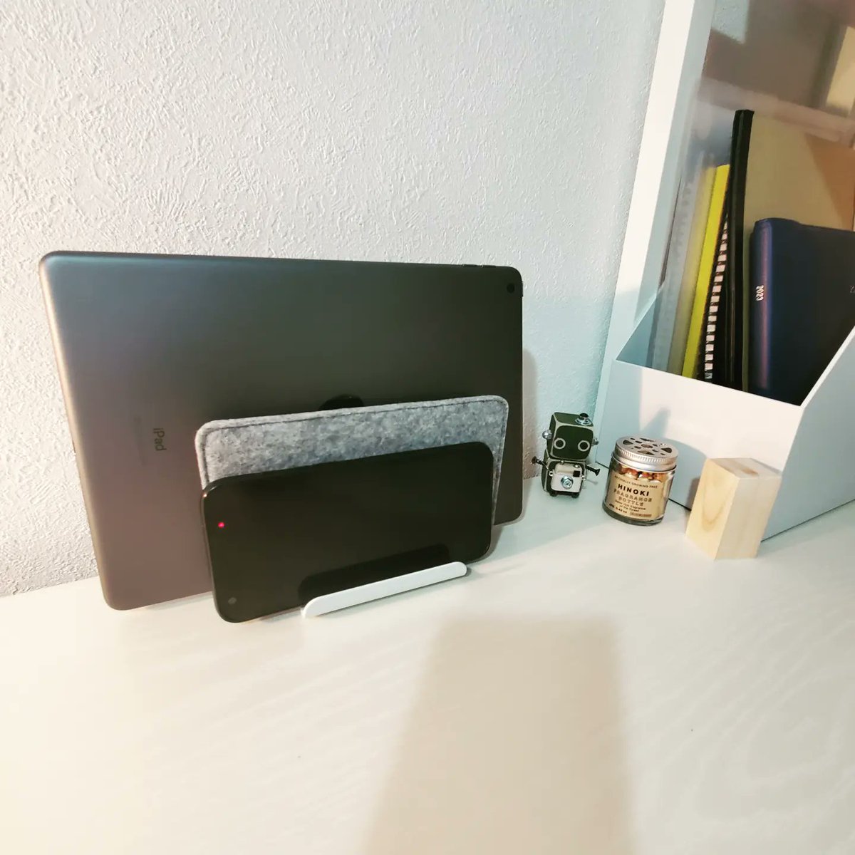 kt_lognote's tweet photo. Utlim(ユートリム)ってメーカーのタブレット・スマホスタンドが可愛いかったので購入してみたけど、イメージ通りだった🤭
1400円くらいだったかな?
手前に置けばそのまま使えるし真ん中にも収納できるし何気に便利そう。
#Utlim #文房具好きと繋がりたい https://t.co/7L9bEmCJ0y