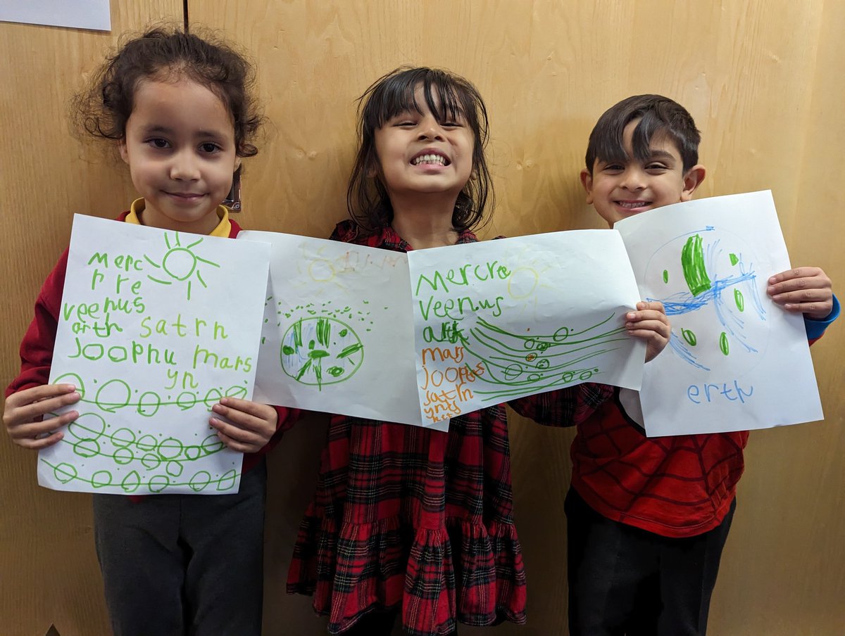 3 very proud Reception children who came to see me. Look at the spelling of the planet names 😊 good job! #phonics  <a href="/chantryprimary/">Chantry Primary Academy</a>  @ChantryHead <a href="/PieCorbett/">Pie Corbett</a> <a href="/THjollyphonics/">JollyPhonics TH</a>