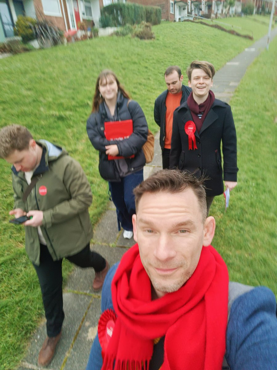 Great to be out in Queen's Park today listening to residents and finding a wealth of Labour support 🌹 <a href="/bhlabour/">Brighton & Hove Labour Party</a> @bh_younglabour <a href="/uklabour/">The Labour Party</a> #labourdoorstep 

Took a shortcut through the woods 🌳🌲 Met a fox or two! 🦊