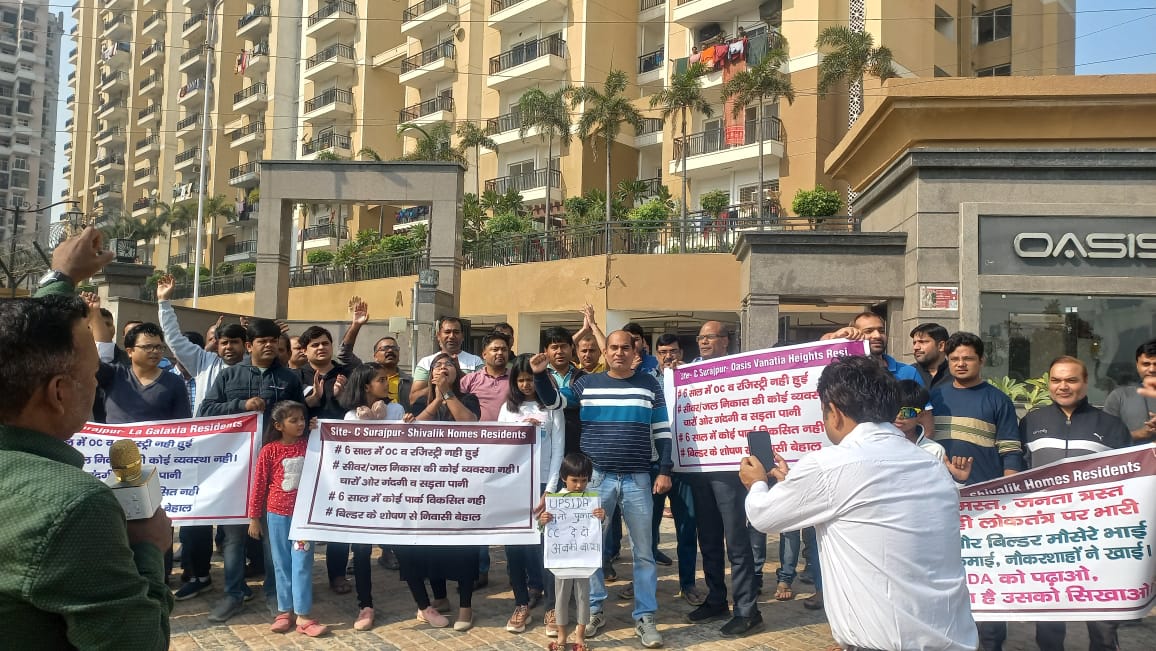 OmdattSharma's tweet photo. @RavindraMoS_IC 
#KabHogiRegistry लोग रजिस्ट्री के लिए सात साल से सड़कों पर खड़े हैं। प्रदर्शन कर रहे हैं कि रजिस्ट्री करो और स्टाम्प ड्यूटी लो। हो‌ सके तो थोड़ा इधर देख लीजिए। https://t.co/T4gUSgopNS