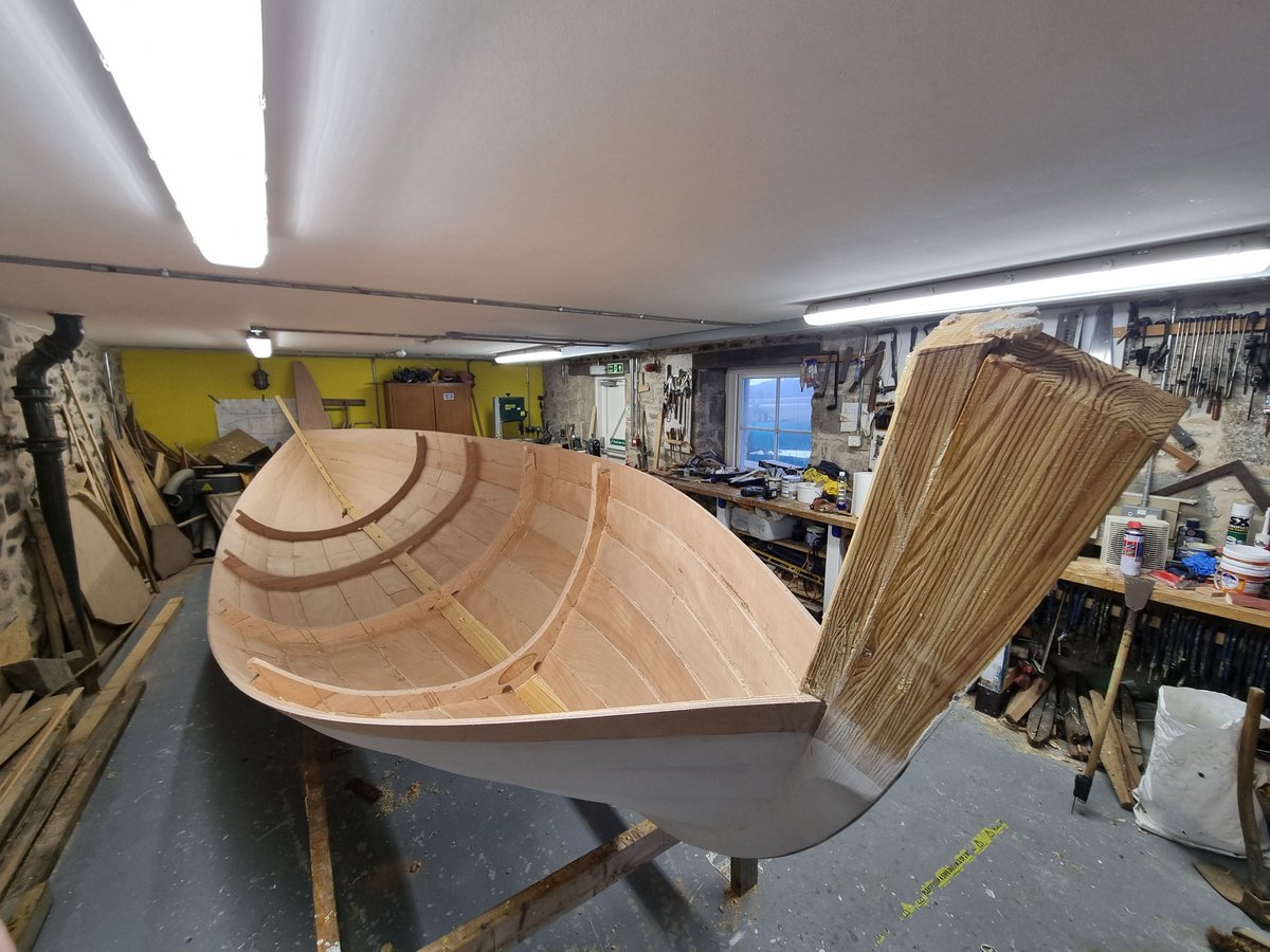 CullenSea's tweet photo. We came in this morning with muscles at the ready to turn over the St Ayles Skiff build so we can begin work on the inside.

This image shows the boat in our workshop up the right way.
#staylesskiff #coastalrowing #boatbuilding #cullenseaschool #cullen #discovercullen https://t.co/e3QUeYBvAj