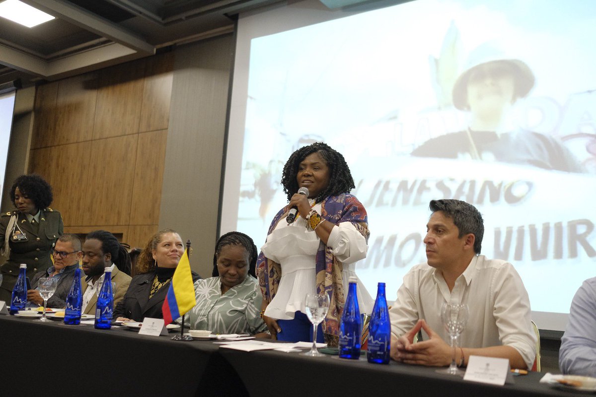 DNP_Colombia's tweet photo. En el #GobiernoDelCambio las voces de las comunidades son fundamentales para hacer de Colombia una potencia mundial de la vida, eso quedó claro ayer en la Consulta Previa del Plan Nacional de Desarrollo con las comunidades negras, afrodescendientes, raizales y palenqueras. https://t.co/Qw1CaHBsDv