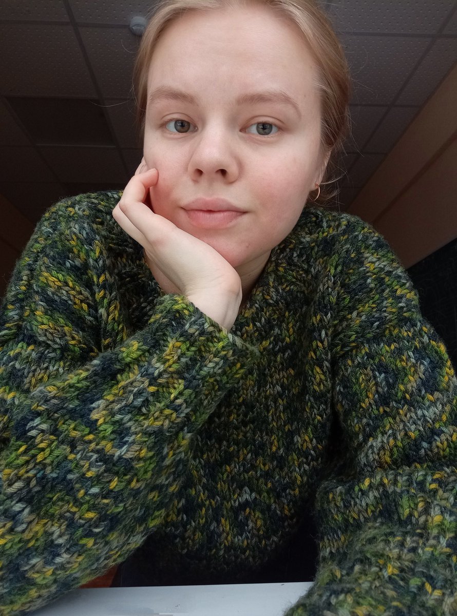 Пришла похвастаться новым свитером, который для меня довязала однокурсница 🤍
Обратите внимание на то, как руто он подходит к моему цвету глаз