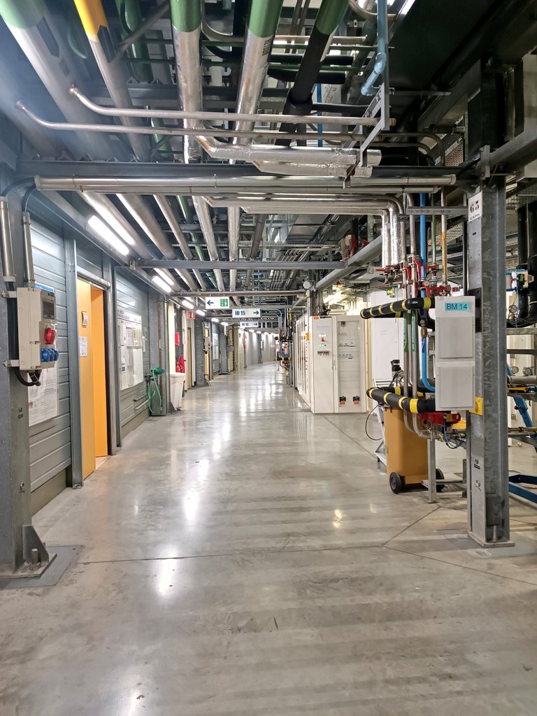 marzena_baron's tweet photo. So nice to be back in the labyrinths and laboratories of @esrfsynchrotron @MEx_ESRF @Geo_ESRF with my old-time favourite team from @IMPMC_Lab having a weekend full of activities #labwork #postdoclife #labgirl https://t.co/40Cu1rwZy7