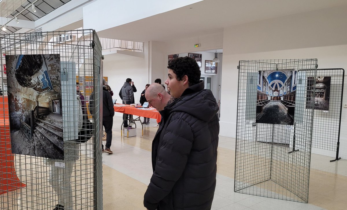 ProviseurB's tweet photo. Portes ouvertes au Lycée Gaudier-Brzeska, le public est au rendez-vous pour découvrir filières de formation et plateaux techniques mais aussi plusieurs superbes expositions photos. https://t.co/o0FHtv1RW2