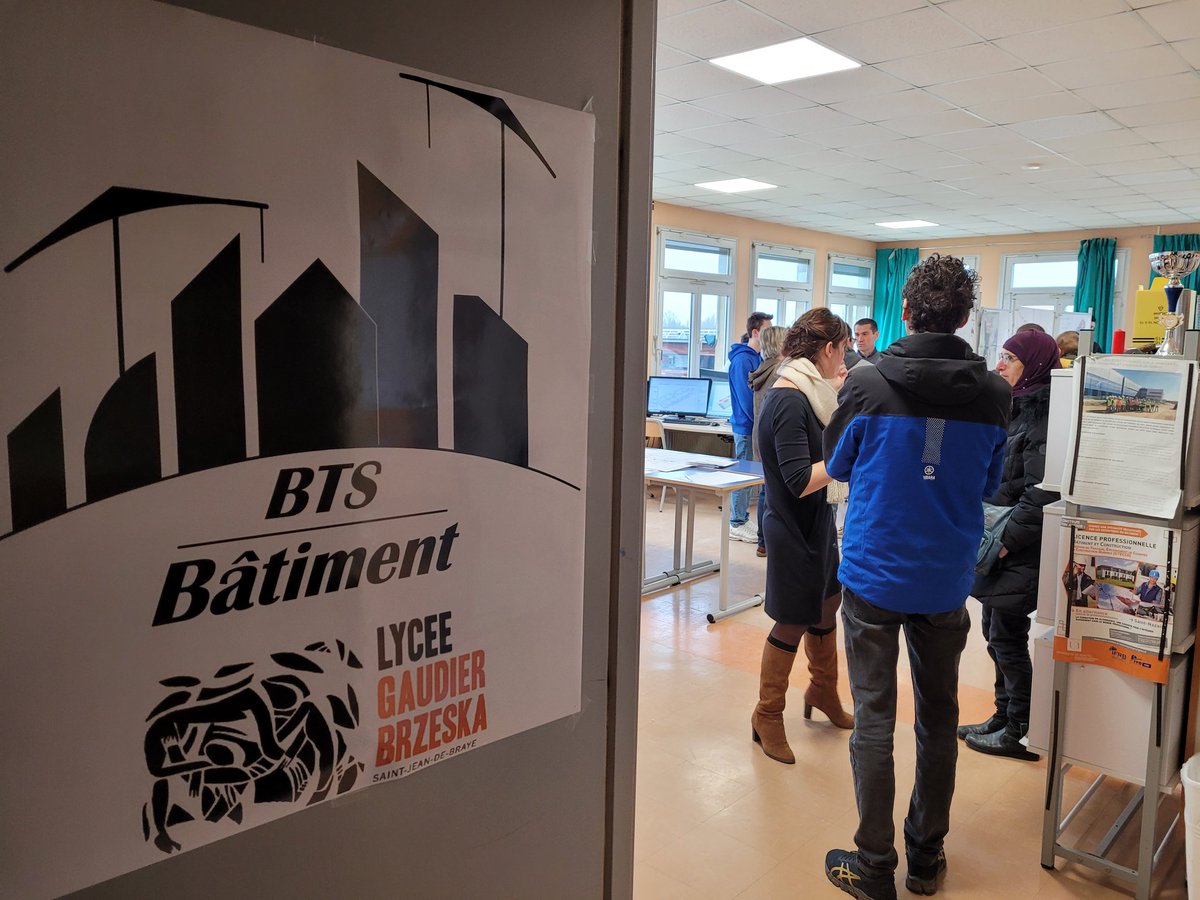 ProviseurB's tweet photo. Portes ouvertes au Lycée Gaudier-Brzeska, le public est au rendez-vous pour découvrir filières de formation et plateaux techniques mais aussi plusieurs superbes expositions photos. https://t.co/o0FHtv1RW2