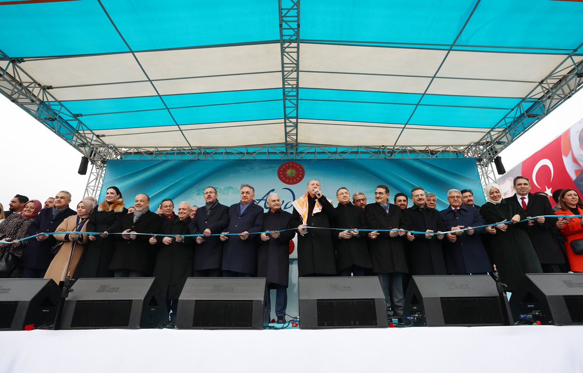 AydinValiligi's tweet photo. Cumhurbaşkanımız Sayın Recep Tayyip Erdoğan, Aydın Atatürk Kent Meydanı’nda düzenlenen toplu açılış törenine katıldı. Törene, Sayın Bakanlar, Valimiz Sayın Hüseyin Aksoy, protokol üyeleri ve onbinlerce Aydınlı Vatandaşımız iştirak etti. https://t.co/2VmVCQgRg1