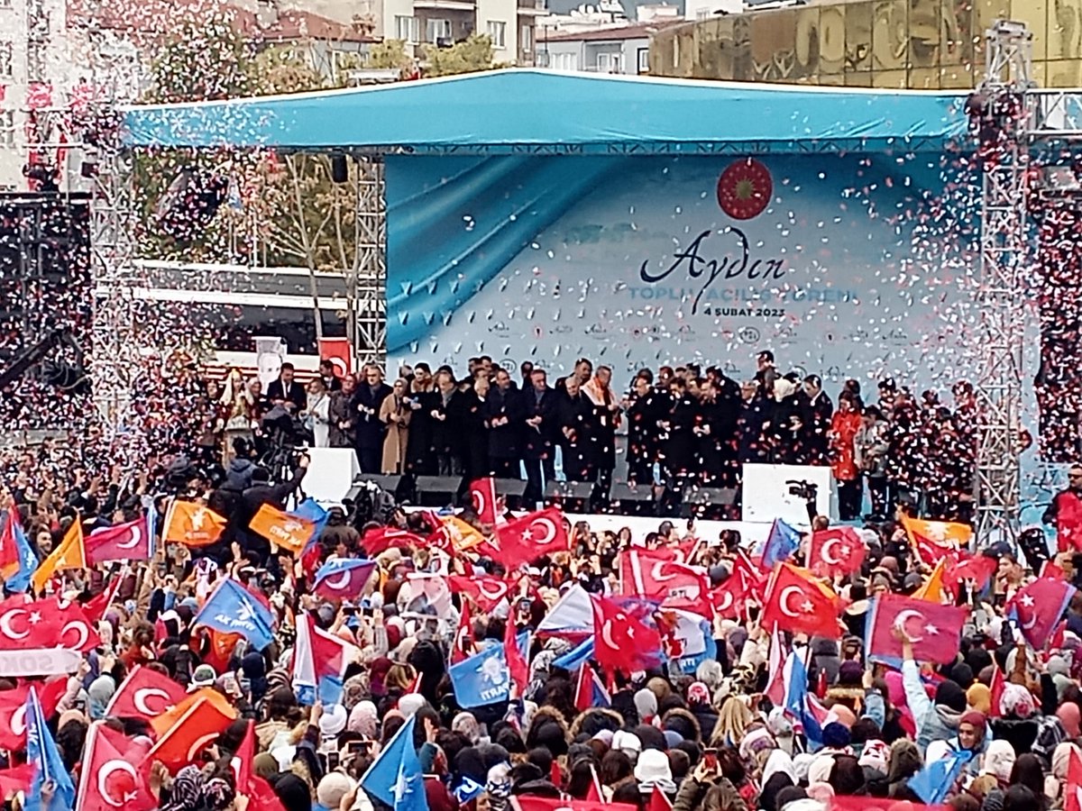AydinValiligi's tweet photo. Cumhurbaşkanımız Sayın Recep Tayyip Erdoğan, Aydın Atatürk Kent Meydanı’nda düzenlenen toplu açılış törenine katıldı. Törene, Sayın Bakanlar, Valimiz Sayın Hüseyin Aksoy, protokol üyeleri ve onbinlerce Aydınlı Vatandaşımız iştirak etti. https://t.co/2VmVCQgRg1