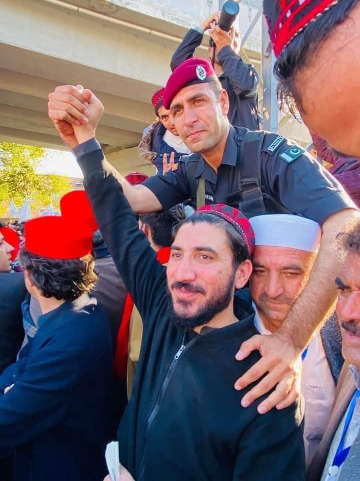FaizullahSwati's tweet photo. جب پولیس اہلکار بھی منظور پشتین  کا ہاتھ تھامے کھڑے ہوں اور اسکے دئیے نعرے لگاتے ہوں تو جان لیجئے کہ آپکی پالیسی کو مسترد کردیا گیا ہے
@ManzoorPashteen https://t.co/SgcKtvaw94