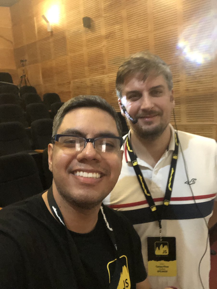 lporras16's tweet image. Empezando con nuestros workshops de @jsconfcl, la primera charla por @tpiros está súper buena . Thanks @cloudinary #jsconfcl