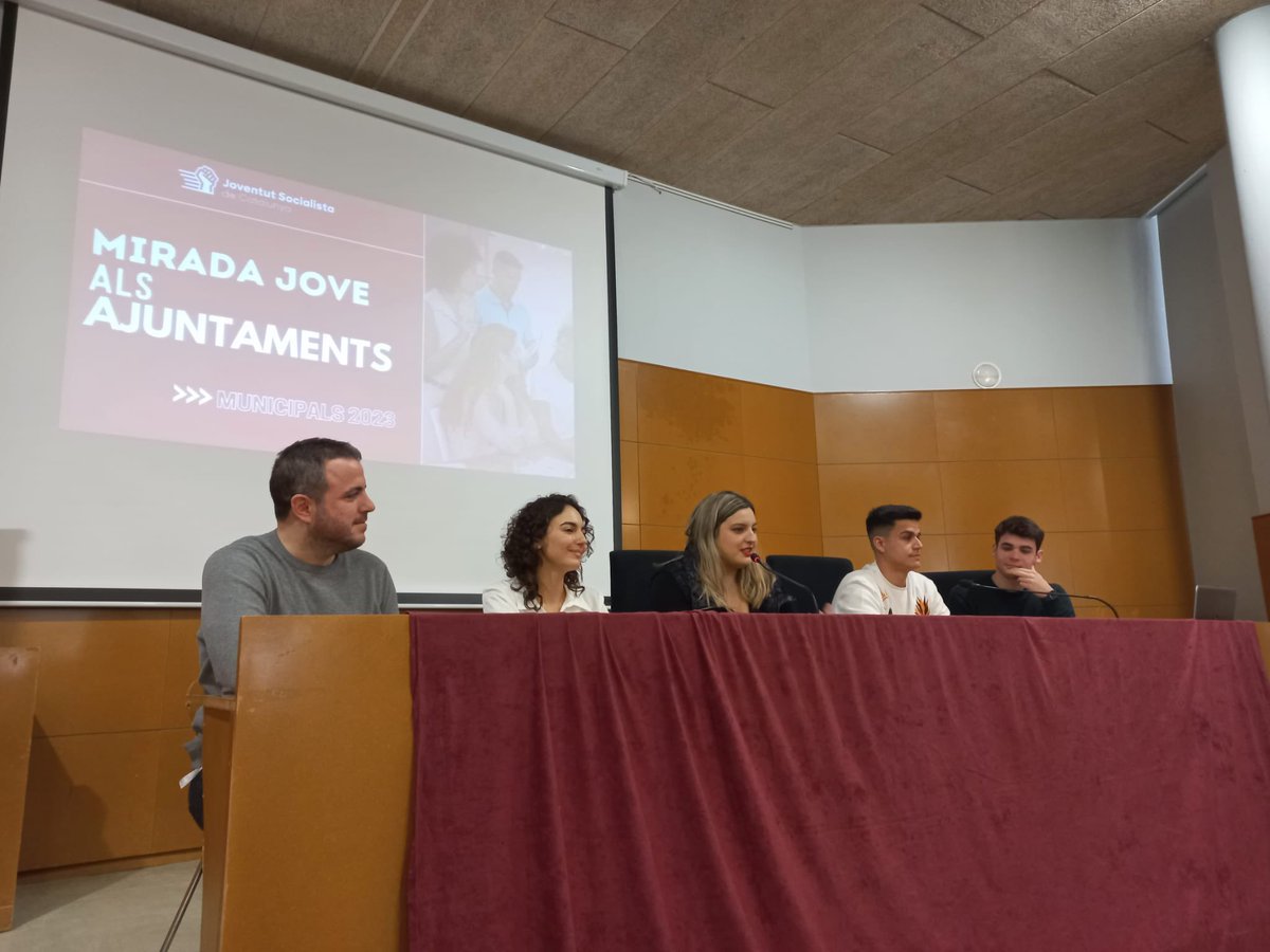 😍 Quin orgull veure al <a href="/Deivid__Alvarez/">David Álvarez</a> envoltat d'altres companys i companyes regidors i regidores i alcaldes de la <a href="/jsccatalunya/">JSC /❤️</a> explicant la seva experiència als ajuntaments. 

🚀Això és la <a href="/jscanoia/">JSC Anoia /❤️</a> lideratge, compromís i futur. 
#SomImpuls