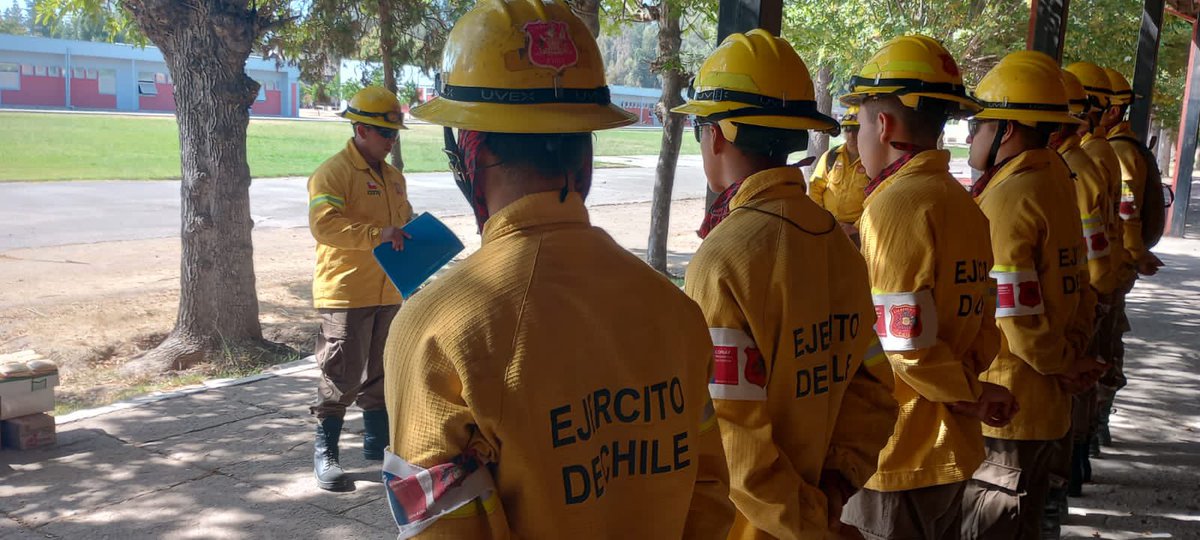 COT_FT's tweet photo. #Ahora: Brigadas de Refuerzo de Incendios Forestales del Regimiento N°19 “Colchagua” se despliegan a la Región del #Ñuble para combatir los #incendiosforestales.   #EjércitoTeCuida  #EjércitoEnAcción https://t.co/CteIx6bZNu