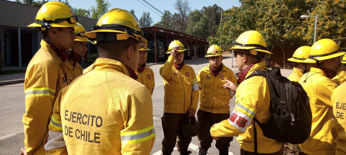 #Ahora: Brigadas de Refuerzo de Incendios Forestales del Regimiento N°19 “Colchagua” se despliegan a la Región del #Ñuble para combatir los #incendiosforestales.   #EjércitoTeCuida  #EjércitoEnAcción