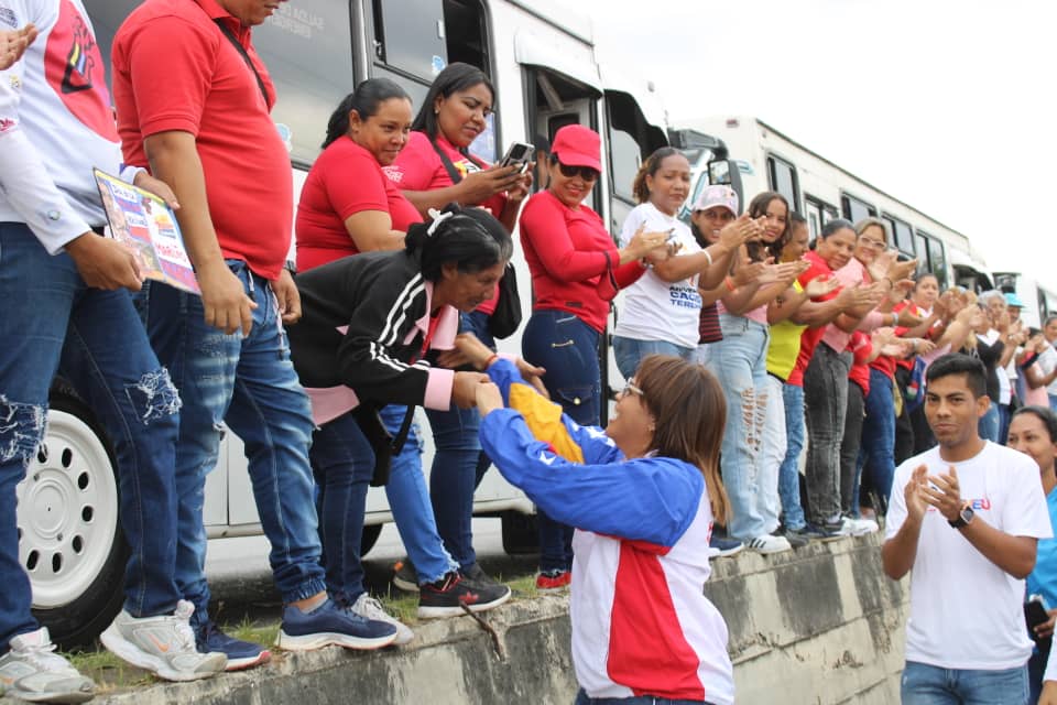 johanitakenpo's tweet photo. #4Feb Con nuestra enlace política @CarylBertho, nos vamos pa' Caracas a recorrer sus calles junto al presidente @NicolasMaduro y a nuestra gobernadora @Soykarinacarpio para conmemorar el Día de la Dignidad Nacional. ¡Por ahora y para siempre 🔥! #4FRebeliónContraElImperio https://t.co/fSUJqLdlsH
