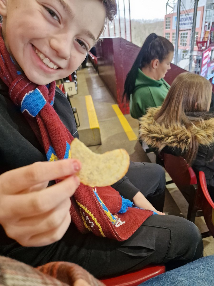 ChadScriven's tweet photo. @walkers_crisps  heart crisp ❤️ https://t.co/83mxngJof9