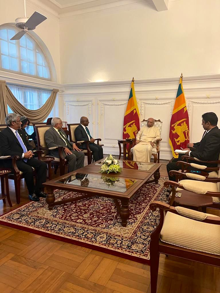 abdulla_shahid: Had constructive discussions with the PM of #Srilanka, @DCRGunawardena We discussed the longstanding bonds of friendship between 🇲🇻 & 🇱🇰 and reiterated our commitment to work together bilaterally and at multilateral forums.