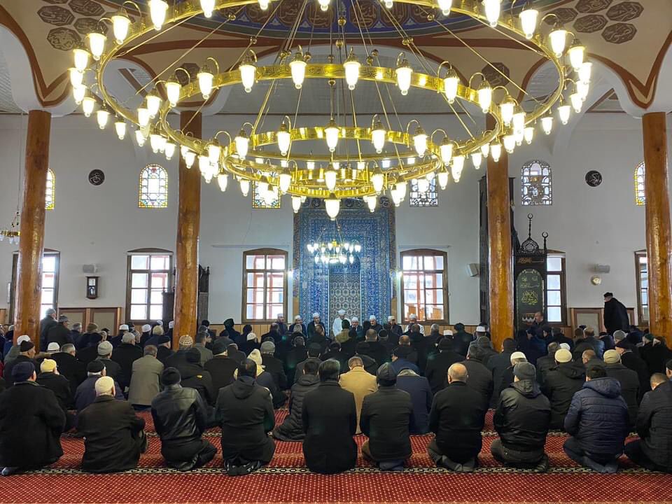 Son devrin din mazlum ve mağdurlarından, âlim, hâfız ve müderris İskilipli Mehmet Âtıf Efendi’yi şehâdetinin 97. yılında kalabalık bir heyetle İskilip’teki kabri başında duâlarla, fatihalarla andık.
Allah rahmetine gark eylesin…