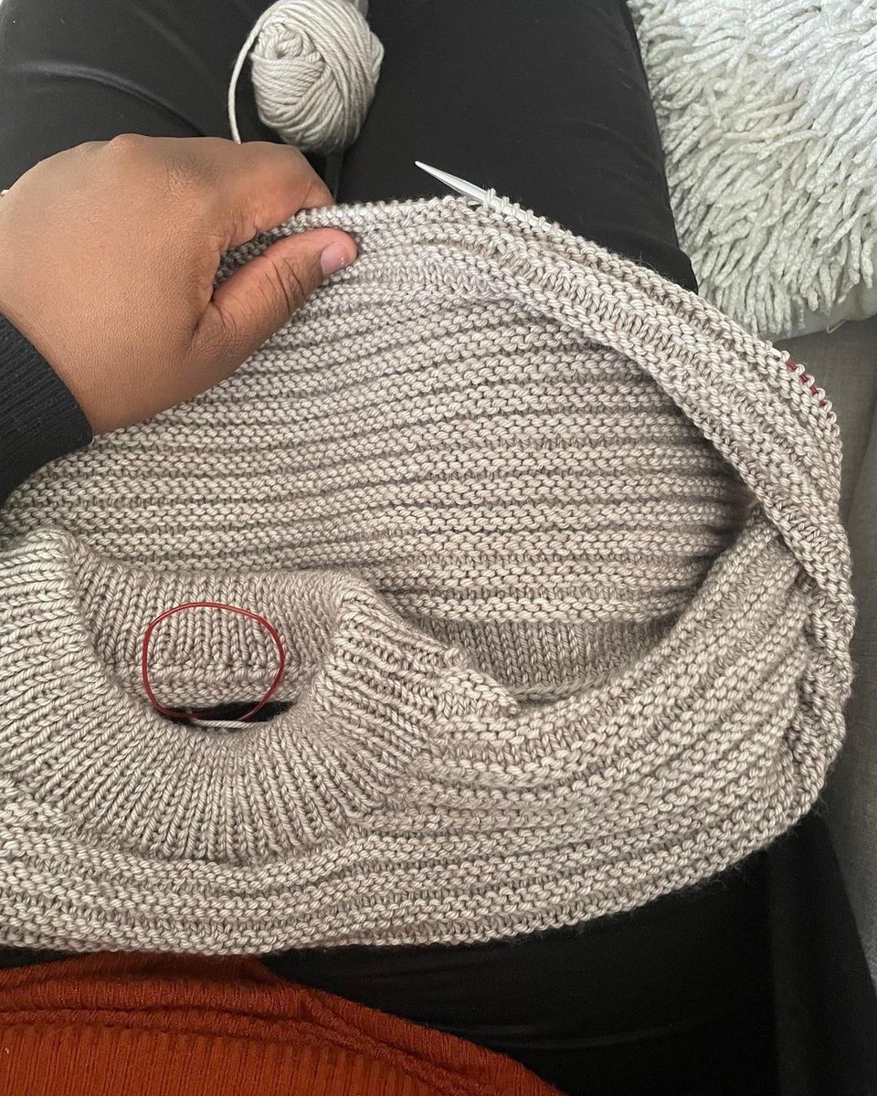OurMakerLife's tweet image. Classic pieces with interesting details is the kind of knit and purl pullover work we love. @biggerthanlife_knits makes it all the more lovely and beautiful!
