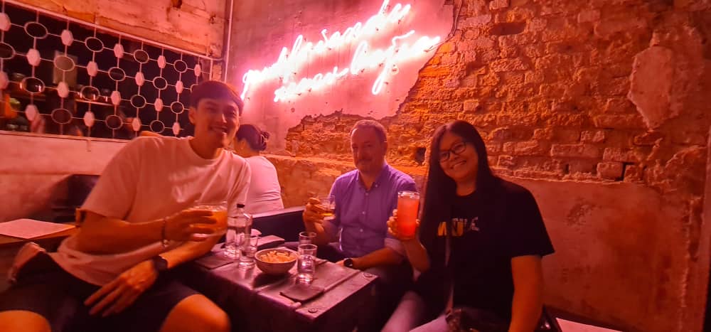 #Penang full of surprises. <a href="/gohchoonfu/">gohchoonfu</a> <a href="/smallfisSamChan/">Siok Yee Chan @ SamChan</a> took me to unprepossessing side alley lockup and advised me to push (locked?) door.  Thought they were taking revenge for past supervisory grievances. Turns out to be the #GoodFriendsClub, chic cocktail bar.