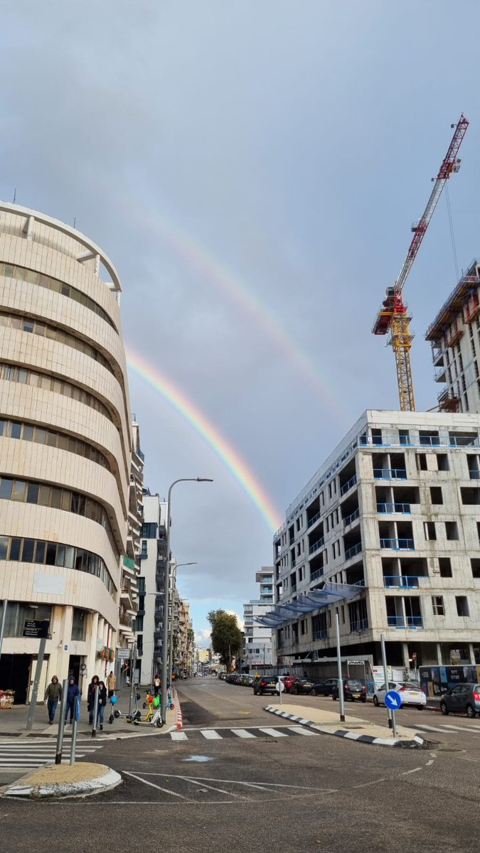 פלורנטין, המקום בו אתה מסתכל למעלה על קשת קסומה, ודורך על טמפון משומש במדרכה.
