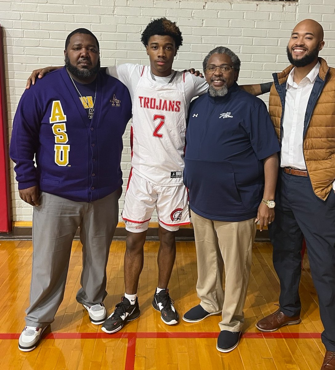 jarrod_milloy's tweet photo. Got a chance to celebrate Senior Night last night with the only Senior in this year's class to play all 4 years. Best of luck to @thejkwongregory on your future endeavors. The journey isn't over yet! It's #tourneytime!!! 🏀🏛️🎡
#exit96 https://t.co/6Qo0NhKkod