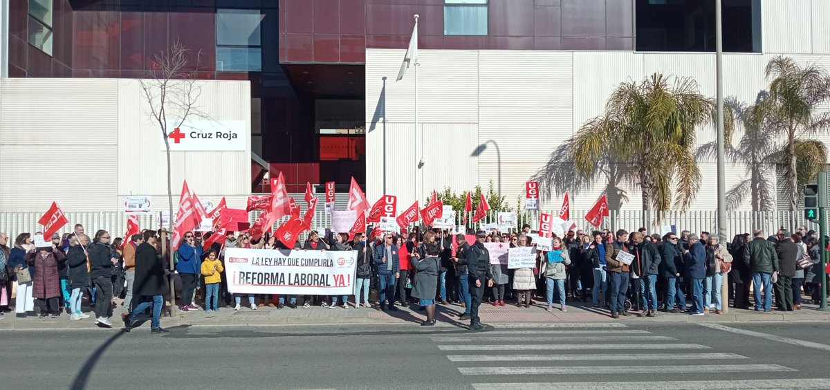 jaimeaja's tweet photo. Los/as trabajadores/as de la @CruzRojaCordoba se han concentrado reclamando condiciones laborales dignas. La dirección de niega a negociar y a cumplir la legislación, pero mientras disfruta de condiciones laborales mucho mejores https://t.co/nsy7653tFq
