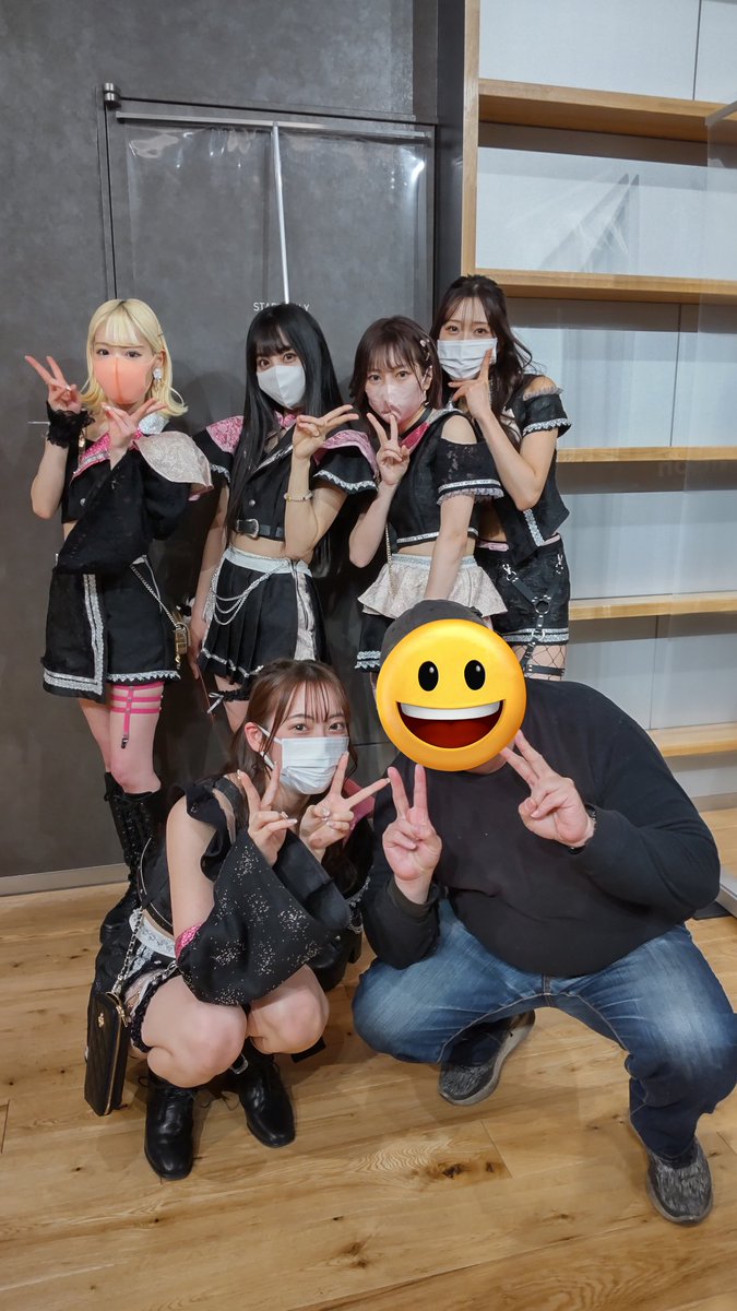 kenpe621's tweet photo. #TiiMO の皆様、今日初めて観たのですが、ライブパフォーマンスも凄くカッコよくて、メンバーの皆様、美人で素敵な方ばかり😍
そして、グループ写メまで撮っていただきました🥰
これは、リピートするしかない✨と、心に誓う夜でした🌙 https://t.co/d02Oxfqkon