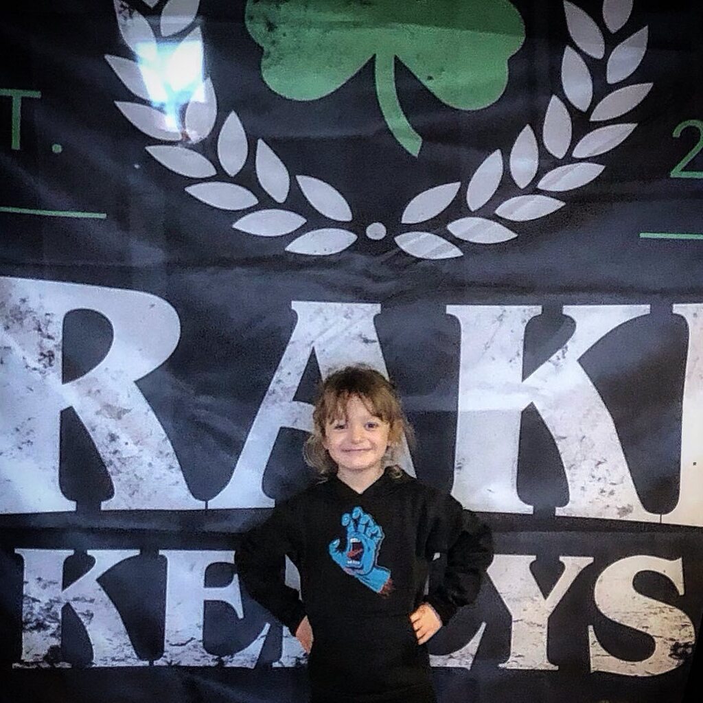 New backdrop validated by the kids ! ☘️🤘🏻 #krakinkellys #backdrop #celticpunk #shamrock #flag
