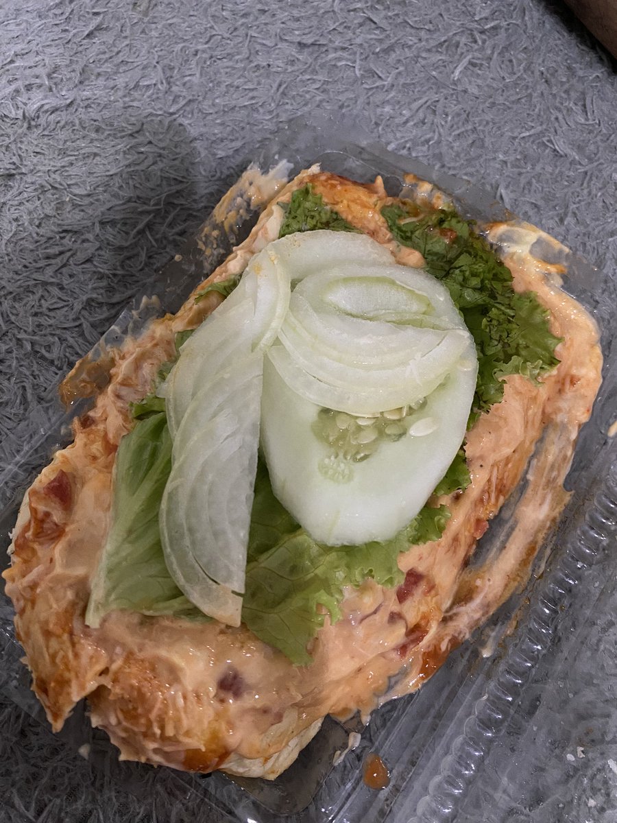 theodorarevia's tweet photo. Ada yg tau? Pizza tisada ini 12k aja tp nikmat benerrrrr apalagi mayo nya! 😋🤤#teamtisada https://t.co/3NOoptYj2q