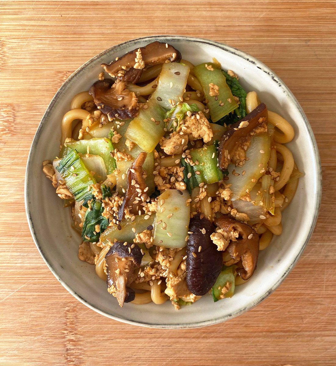 VEGAN MISO UDON 🍜🌱

Udon salteados con pak choi, col nappa, setas shitake, tofu blando (simulando el huevo), jengibre, ajo, miso, shoyu, shichimi toragashi, raíz de loto en polvo, vinagre de umeboshi y semillas de sésamo tostado.

Itadakimasu! 🥢