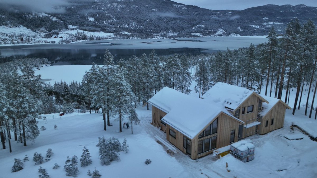 portulabv's tweet photo. Momenteel bouwen wij in Noorwegen deze prachtige woning aan het Vrå-meer, gelegen in de provincie Telemark. De ongeschaafde panelen aan de buitenzijde van de woning komen prachtig tot hun recht in de bosrijke omgeving. #portula #portulanorway #norway #visitnorway https://t.co/o2qhFMpCjm