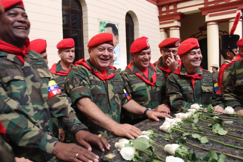ejercito_ve's tweet photo. El MG @FelixOsorioG CGEB y el GD @juliobarriost 2do Cmdte y JEMG del EJB junto a los combatientes del #4FEB92, asistieron al Cuartel de la Montaña llevando una Ofrenda Floral ante nuestro Cmdte Supremo Hugo Chávez, a 31 años del "Por Ahora" que se convirtió en un "Para Siempre". https://t.co/hdQf349PLH