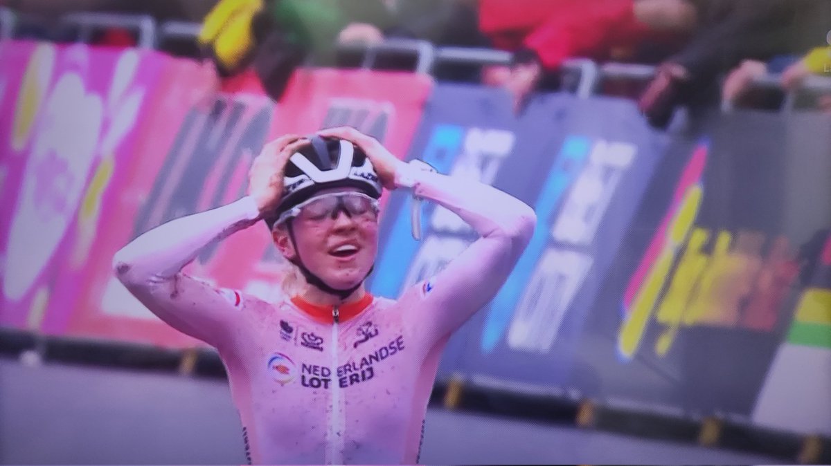 Yes, Fem  van Empel is wereldkampioen veldrijden bij elite-vrouwen in Hoogerheide! Na Richard Groenendaal en Lars Boom het derde lid van WV Schijndel die op het hoogste niveau wereldkampioen wordt. #WKHoogerheide #cyclocross #Hoogerheide2023 Puck Pieterse 2de en Lucinda Brand 3de