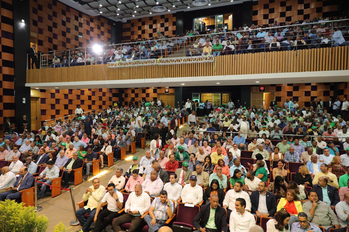 LeonelFernandez's tweet photo. Memorable y exitosa jornada junto a tantos compañeros valiosos reunidos en la asamblea partidaria con miembros de la Dirección Central, supervisores, enlaces, presidentes provinciales, municipales y de circunscripciones de la #FuerzaDelPueblo.

#FPSeFortalece 
#SeguimosCreciendo https://t.co/kfrRYQr9HK