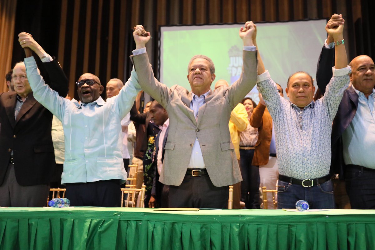 LeonelFernandez's tweet photo. Memorable y exitosa jornada junto a tantos compañeros valiosos reunidos en la asamblea partidaria con miembros de la Dirección Central, supervisores, enlaces, presidentes provinciales, municipales y de circunscripciones de la #FuerzaDelPueblo.

#FPSeFortalece 
#SeguimosCreciendo https://t.co/kfrRYQr9HK