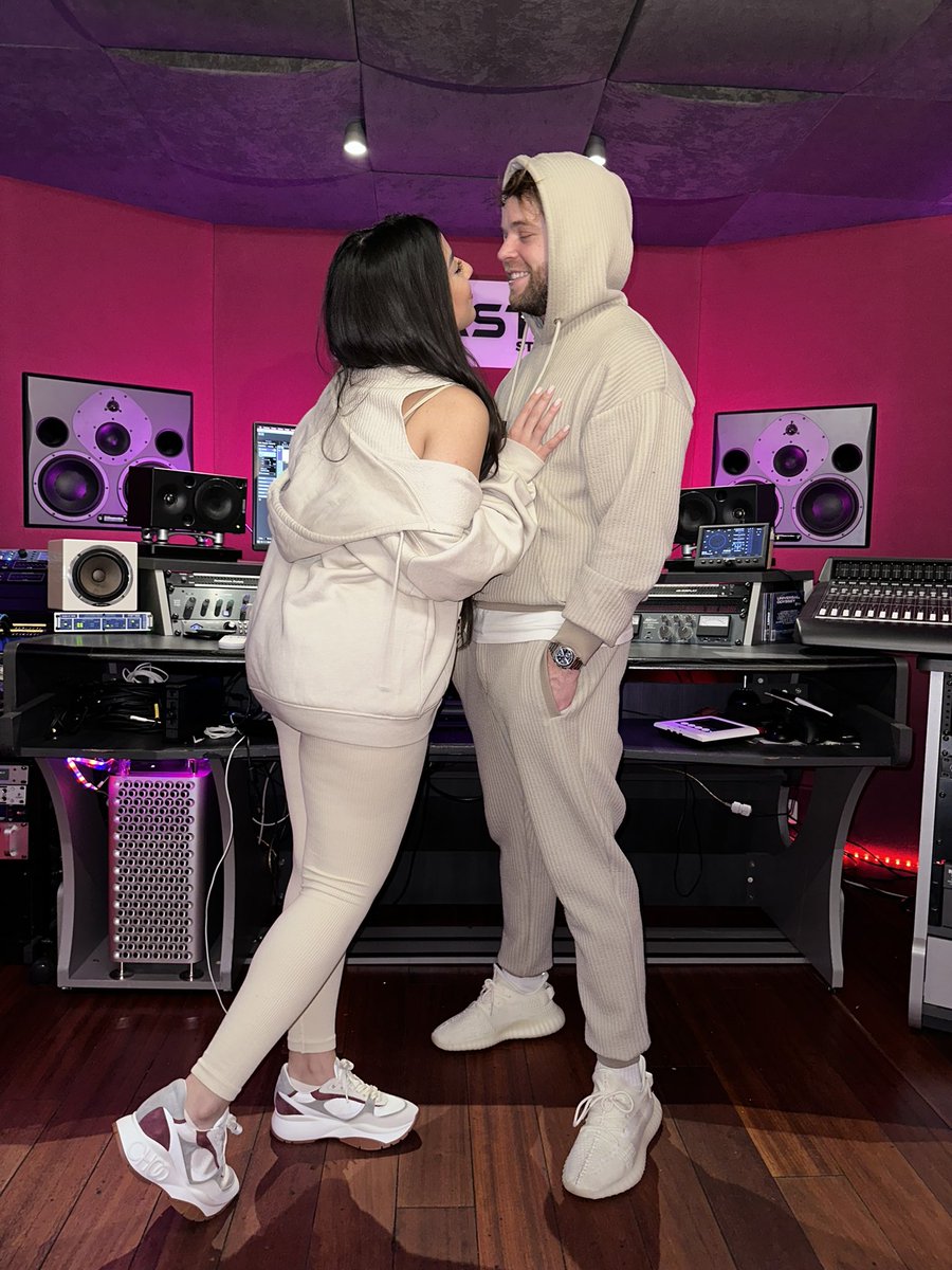 Ma2x's tweet photo. C'est bon l'équipe, le titre avance petit à petit! On a enregistré cet après-midi, franchement ça commence à prendre forme🔥Qui veut un extrait de la suite ? #Habibi https://t.co/NUWSr4n6ES