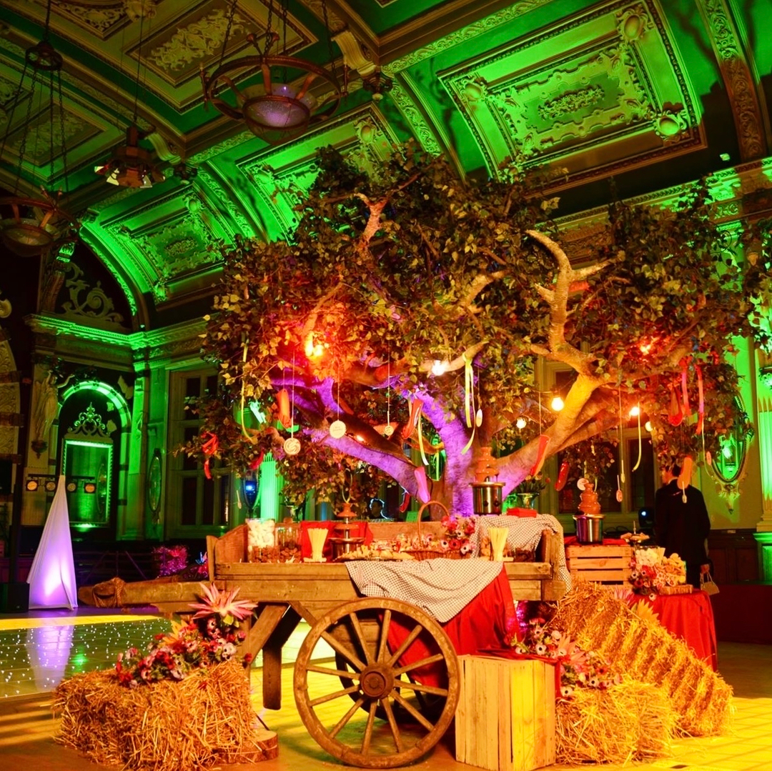 FeaturedLdn's tweet photo. A touch of magic for this Alice in Wonderland themed party! #theming  #ladbible #luxurybrands #eventsagency #collaboration #craigdavid #brandactivation
#marketing #eventplanner #experientialmarketing #branding #eventprofs #events #event
#eventproduction #eventplanning #eventmanag https://t.co/BtunKpJfrs