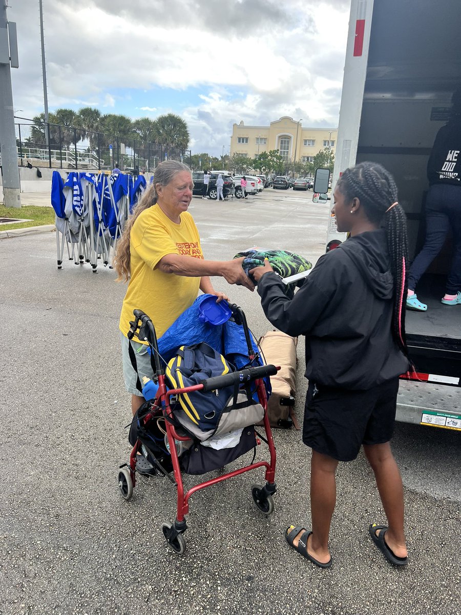 flyinglstf's tweet photo. When the word gets out about our blanket drive and this sweet lady in need walked up #blessings #Whitness #Greatness #Ftlauderdale #trackandfield #FlyingLs @FlyingLsAthlete @PrincipalFLhigh @FlhsOfficial @flyinglstf https://t.co/J4EGxWCW4T