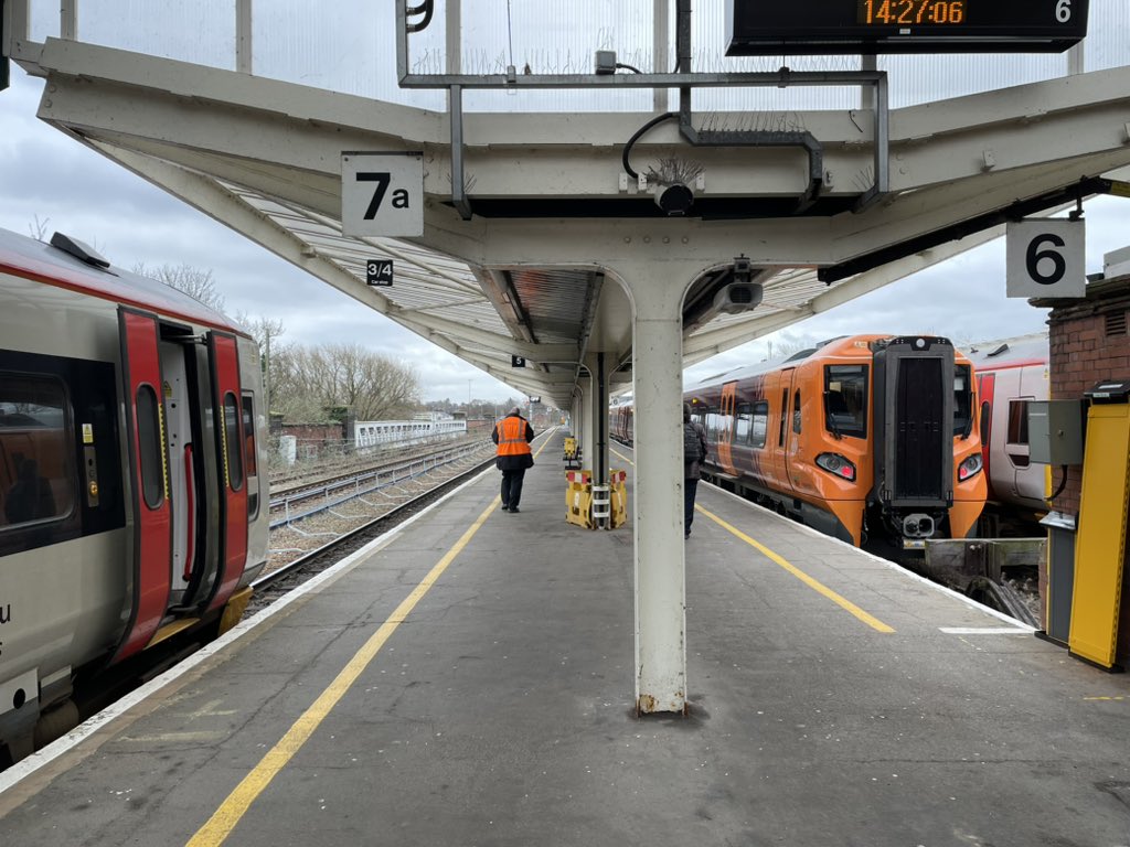 SimonZev's tweet image. Shrewwwwwwwwsbury for a quick change of train albeit still going the same way.

Another CAF unit awaits. 

Before that, the 158s depart 

#SignalBox
