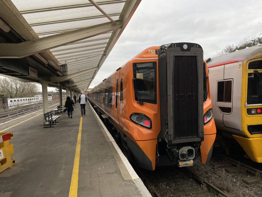 SimonZev's tweet image. Shrewwwwwwwwsbury for a quick change of train albeit still going the same way.

Another CAF unit awaits. 

Before that, the 158s depart 

#SignalBox