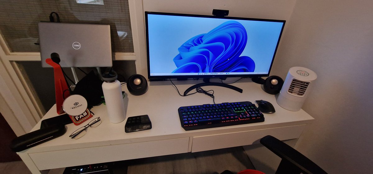 crramirezc's tweet image. My setup with my wireless charger from @CodeWeavers #CodeWeaversSwag