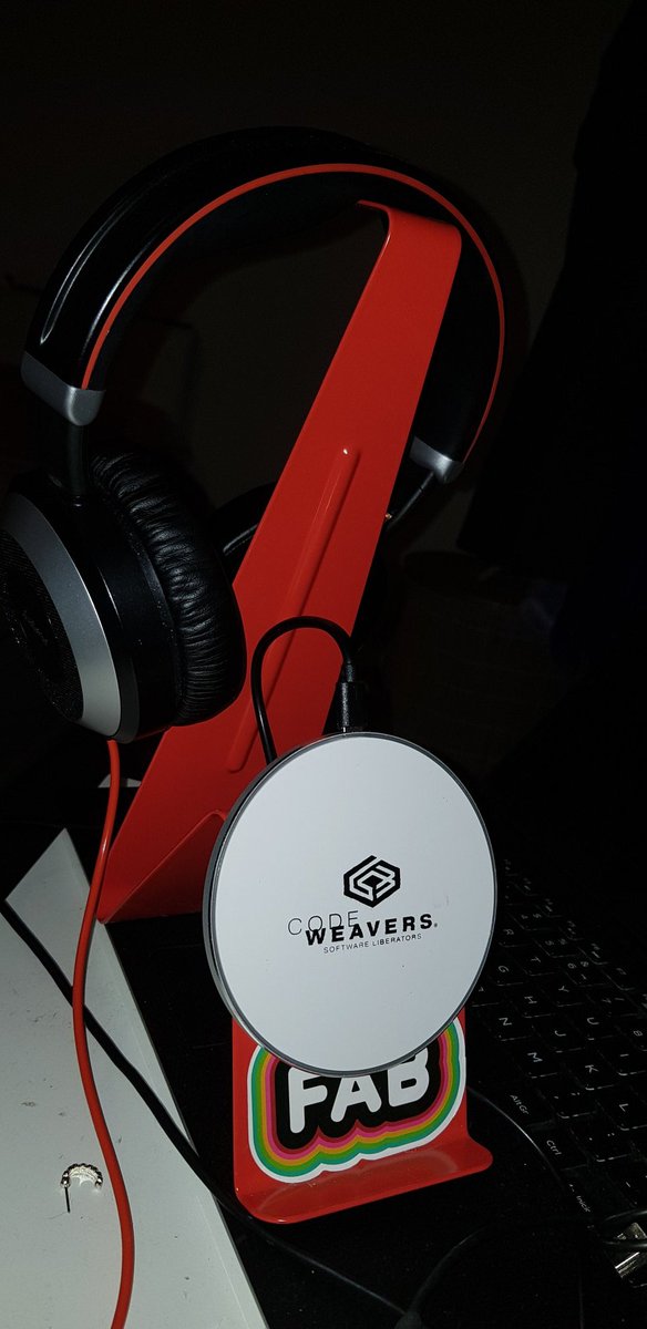 crramirezc's tweet image. My setup with my wireless charger from @CodeWeavers #CodeWeaversSwag