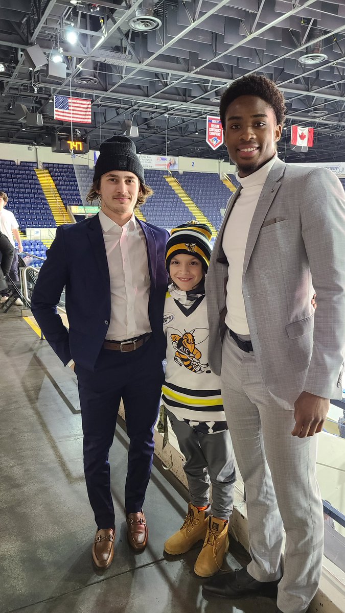 Lets go <a href="/AIC_Hockey/">AIC Hockey</a> tonight! let's get that split!!! Was also nice to meet and talk to a couple of the new guys <a href="/bigmousse16/">Amousse Andrew</a> and <a href="/SacratiniJake/">jake sacratini</a> last game! 🐝🏒💪