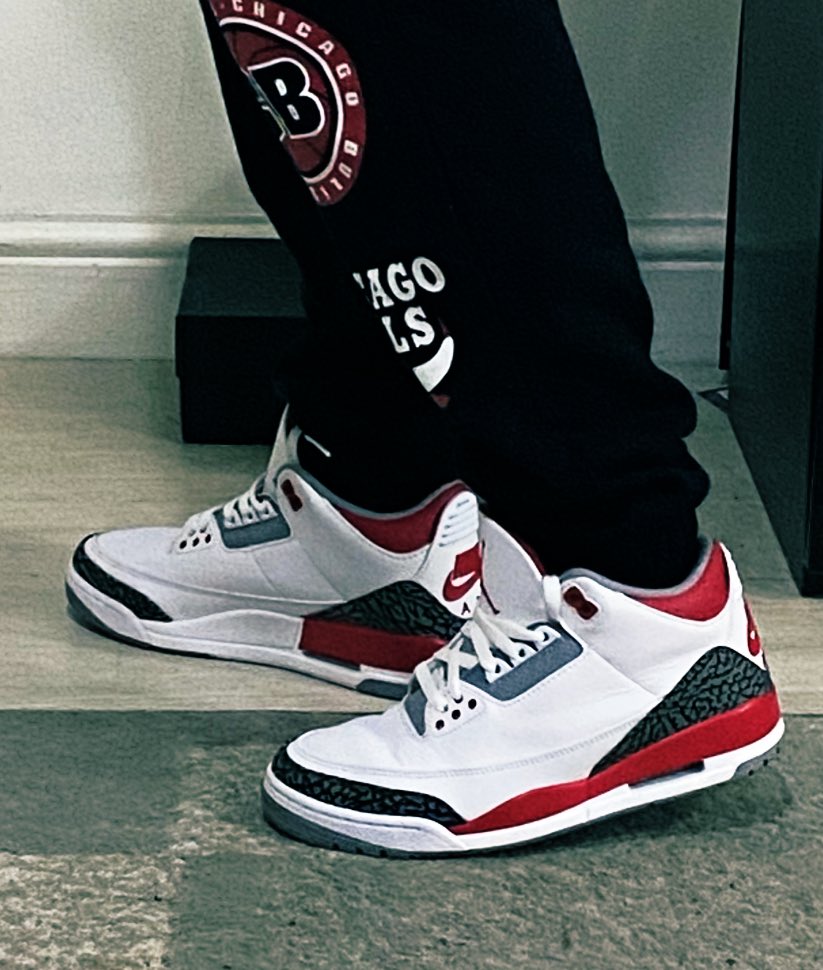 ryanskicks1's tweet photo. My submission for #2323Day #KOTD My first pair of Jordanβs ever FIRE RED 3s 2022 retro π€© #Sneakers #sneakerhead #SNKRS #snkrskickcheck #snkrsliveheatingup #yoursneakersaredope #2323day https://t.co/sbnpCjOUZ3