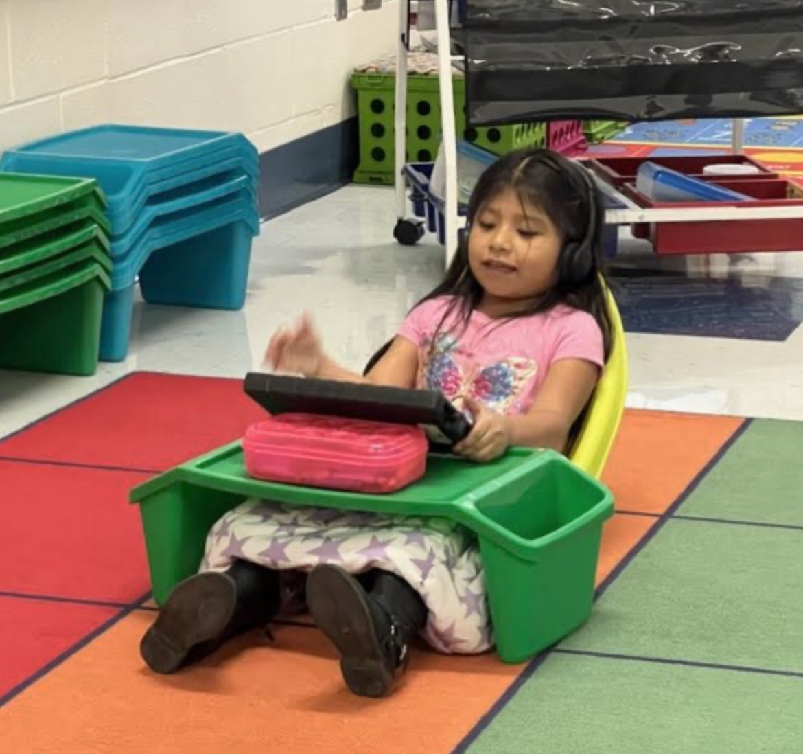 HESHORNETSROCK's tweet photo. Mrs. Rowe’s 5K students enjoy using their lap desks and flexible seating for learning! Thank you Saluda County First Steps! @KChariker https://t.co/IF2kg9Ek0d