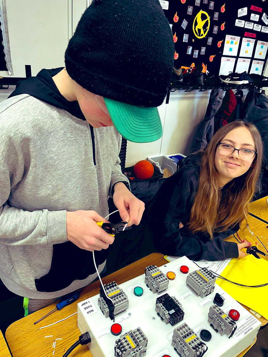 grade8kateri's tweet image. The Experiential Learning Workshop was a hit! 💡🔌 Thanks for the opportunity @MsWMcKinley! #electricalboards #collaboration #problemsolving #perseverance @WCDSBInnovates