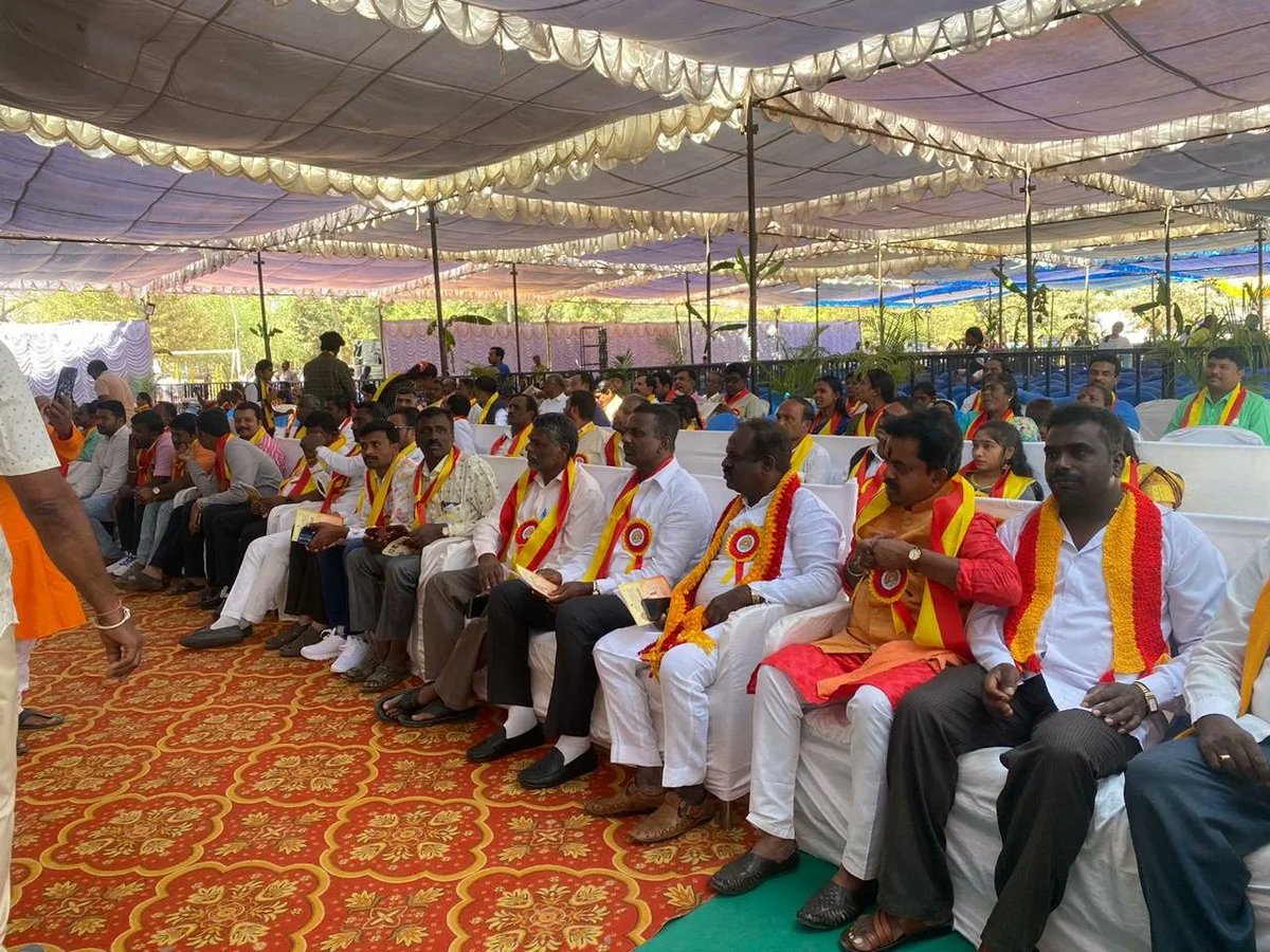 Csrinivas_BJP's tweet photo. "ಸಿರಿಗನ್ನಡಂ ಗೆಲ್ಗೆ ಸಿರಿಗನ್ನಡಂ ಬಾಳ್ಗೆ"
ಇಂದು ಆನೇಕಲ್ ವಿಧಾನಸಭಾ ಕ್ಷೇತ್ರದ ಆನೇಕಲ್ ನಗರದಲ್ಲಿ ನಡೆದ 4ನೇ ಕನ್ನಡ ಸಾಹಿತ್ಯ ಸಮ್ಮೇಳನ ಕಾರ್ಯಕ್ರಮದಲ್ಲಿ ಭಾಗವಹಿಸಿದ ಸುಸಂದರ್ಭ.
ಈ ವೇಳೆ ಕನ್ನಡ ಸಾಹಿತ್ಯ ಕ್ಷೇತ್ರದಲ್ಲಿ ಸಾಧನೆಗೈದ ಹಲವು ಮಹನೀಯರಿಗೆ ಸನ್ಮಾನಿಸಿ, ಗೌರವಿಸಲಾಯಿತು.
#CSrinivas #AnekalTaluk #AnekalBJP #Anekal https://t.co/fYrhc89vyH