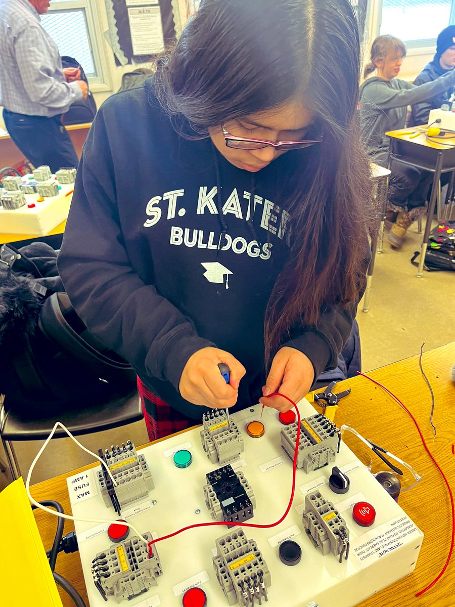 grade8kateri's tweet image. The Experiential Learning Workshop was a hit!💡🔌 Thanks for the opportunity @MsWMcKinley! #electricalboards #collaboration #problemsolving #perseverance @WCDSBInnovates