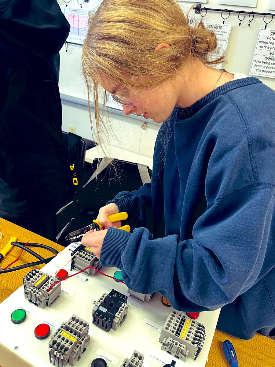 grade8kateri's tweet image. The Experiential Learning Workshop was a hit!💡🔌 Thanks for the opportunity @MsWMcKinley! #electricalboards #collaboration #problemsolving #perseverance @WCDSBInnovates